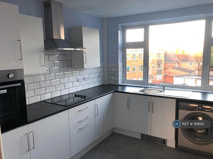 2 Bedroom Flat To Rent In Elsalene Court, Leicester, LE2