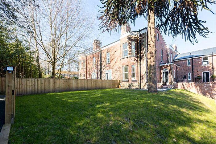 2 Bedroom House To Rent In Silvan Court, Macclesfield, SK10