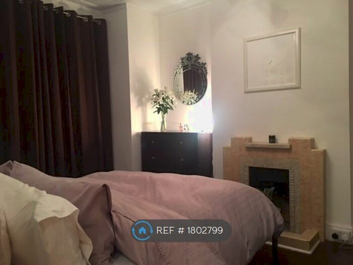 2 Bedroom Flat To Rent In Brookwood, London, SW18