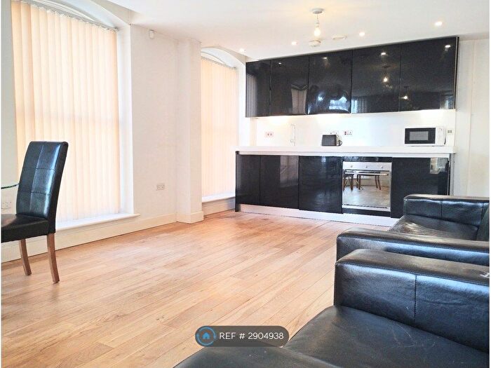 2 Bedroom Flat To Rent In Gallon House, Bradford, BD1