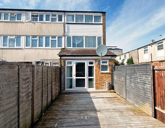 4 Bedroom End Of Terrace House For Sale In Mendip Close, Basingstoke, RG22