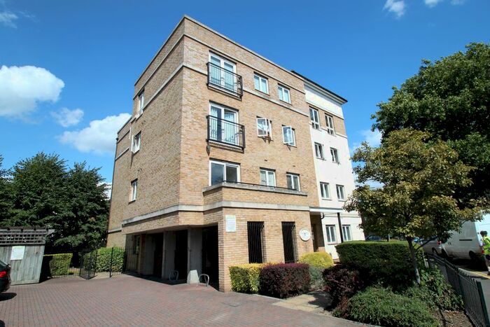 2 Bedroom Flat To Rent In Hawks Road, Kingston Upon Thames, Surrey, KT1