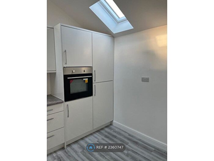 2 Bedroom Flat To Rent In Studley, B80
