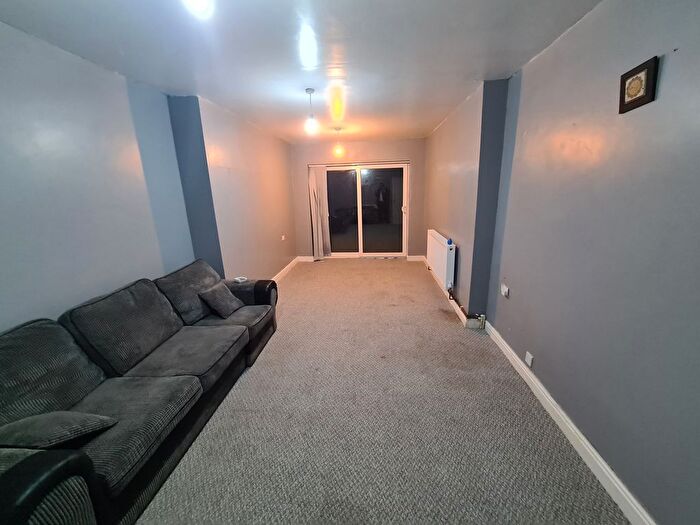 3 Bedroom Semi-Detached House To Rent In Forest Avenue, Walsall, WS3