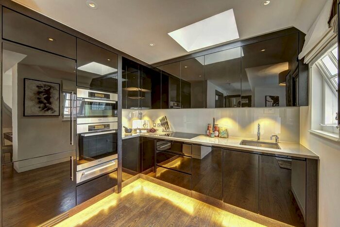 2 Bedroom Flat To Rent In Duke Street, Mayfair, London, W1K