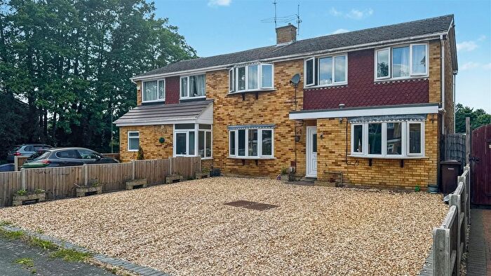 4 Bedroom Property For Sale In Tay Close, Farnborough, GU14