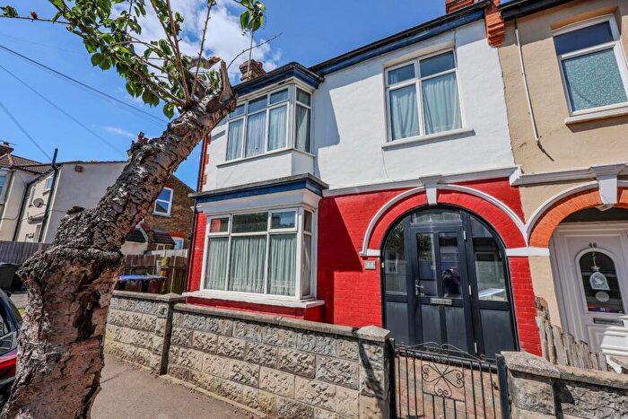 4 Bedroom End Of Terrace House For Sale In Northview Drive, Westcliff-On-Sea, SS0