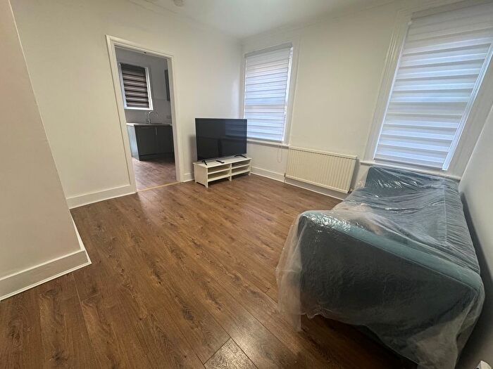 2 Bedroom Flat To Rent In Collingbourne Road, London, W12