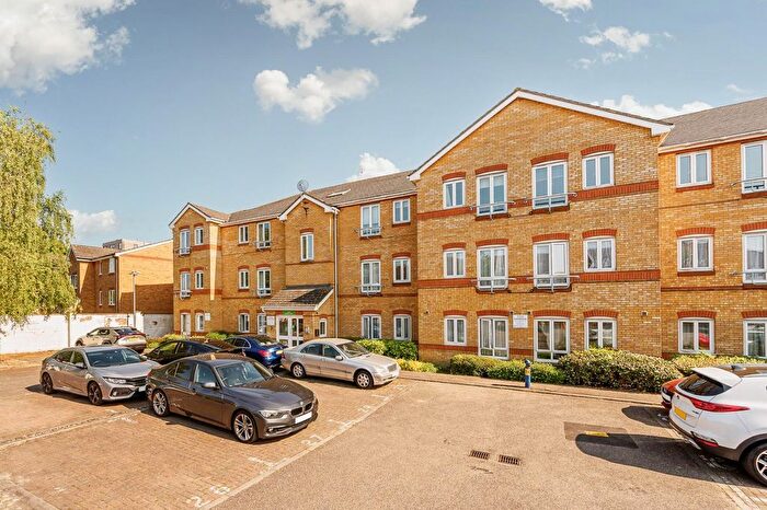 2 Bedroom Flat For Sale In Dominion Close, Hounslow, TW3