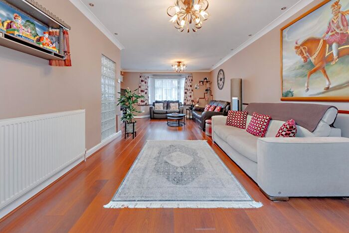 4 Bedroom Semi-detached House For Sale In Elms Avenue, London, NW4