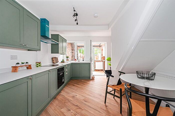 2 Bedroom Cottage For Sale In Hailgate, Howden, DN14