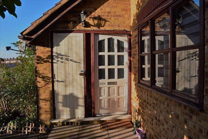 2 Bedroom Detached House To Rent In Redwood Grove, Bedford, MK42