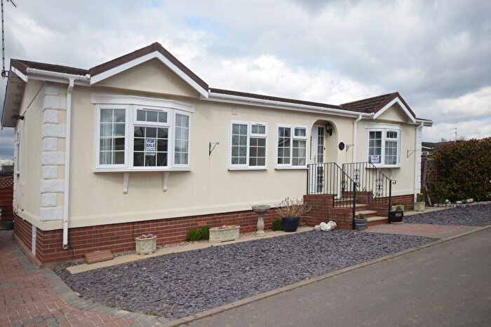 2 Bedroom Mobile/park Home For Sale In Sunset Drive, Dodwell Park, Stratford-Upon-Avon, CV37