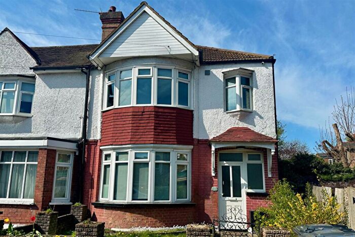 2 Bedroom Flat To Rent In Wroughton Terrace, Hendon, London, NW4