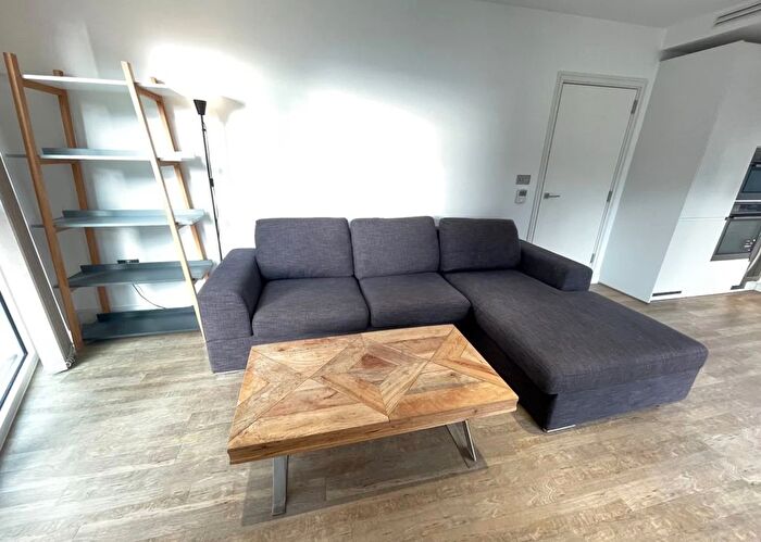 1 Bedroom Flat To Rent In Wandsworth Road, London, SW8
