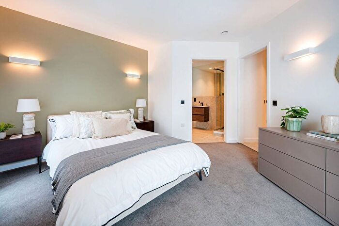 3 Bedroom Flat To Rent In Madeleine Court, North Acton, Acton, W3