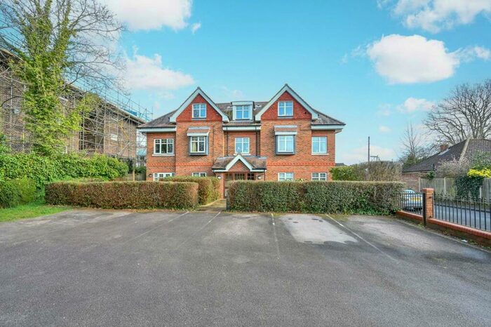 1 Bedroom Flat To Rent In Addlestone Park, Addlestone, KT15