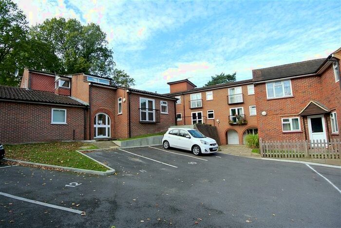 Apartment To Rent In Woking, GU22