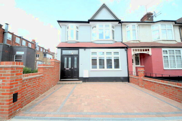 5 Bedroom Semi-Detached House To Rent In Elm Park Road, Winchmore Hill, N21