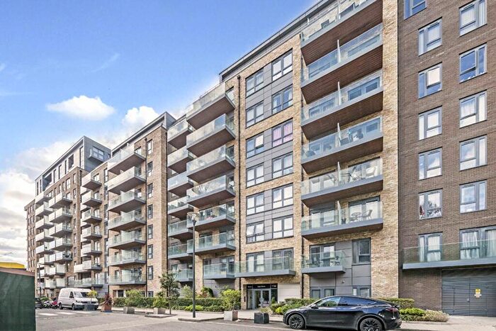 3 Bedroom Flat To Rent In Beaufort Square, London, NW9