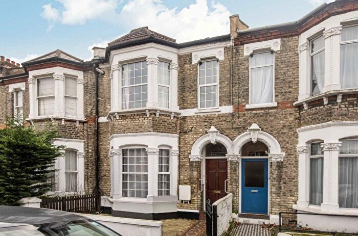 3 Bedroom Flat To Rent In Avenue Road, Acton, W3