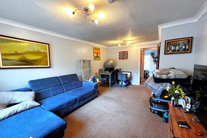 1 Bedroom Flat To Rent In Woking, Surrey, GU21