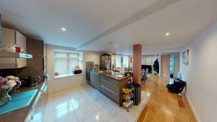 3 Bedroom Apartment To Rent In Parkview, Cardigan Lane, Burley, Leeds, LS4