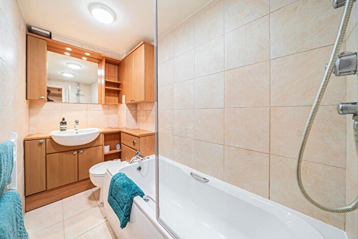 1 Bedroom Flat For Sale In Larkhall Rise, Clapham, London, SW4