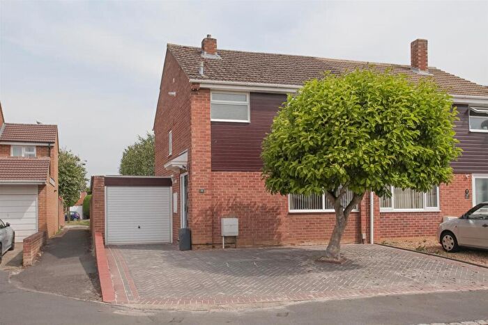 3 Bedroom Semi-Detached House To Rent In Magnolia Close, Kidlington, OX5