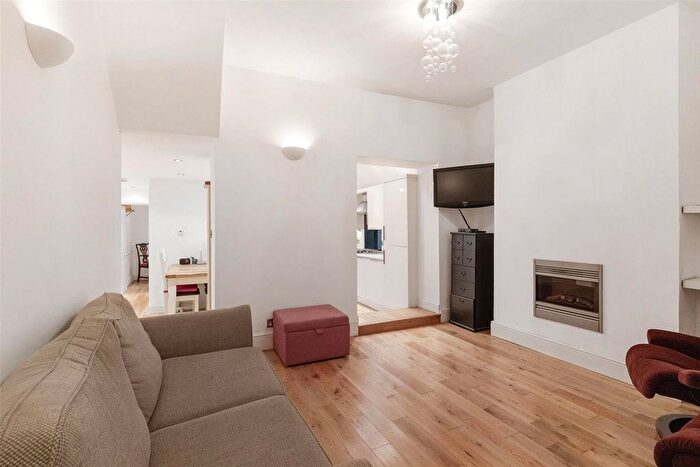 2 Bedroom Flat To Rent In Macfarlane Road, Shepherds Bush, London, W12