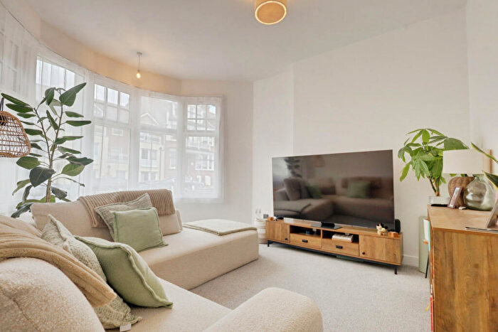 2 Bedroom Flat To Rent In Palmeria Avenue, Westcliff-on-Sea, SS0
