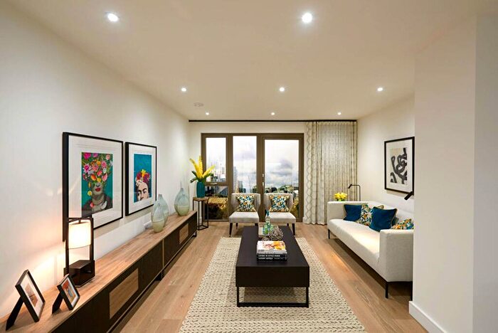 3 Bedroom Flat To Rent In White And Green, Bethnal Green, London, E1