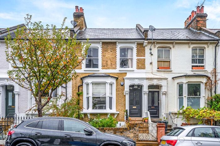 3 Bedroom Duplex For Sale In Brooke Road, London, N16
