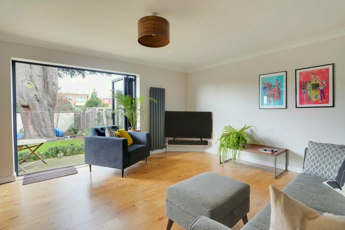 2 Bedroom Ground Maisonette To Rent In Conway Road, Southgate, N14