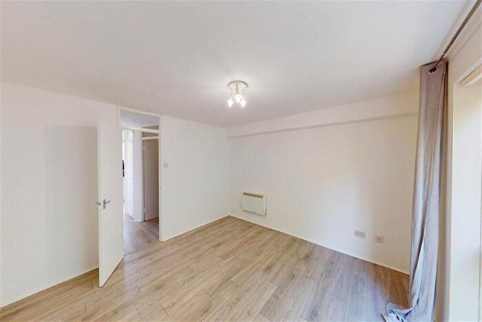 Apartment To Rent In Dellow Close, Ilford, IG2