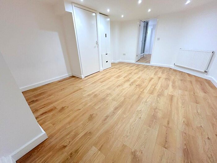Studio To Rent In Station Road, Westcliff-On-Sea, Essex, - Gas, Water And Sewage Included In Rent, SS0