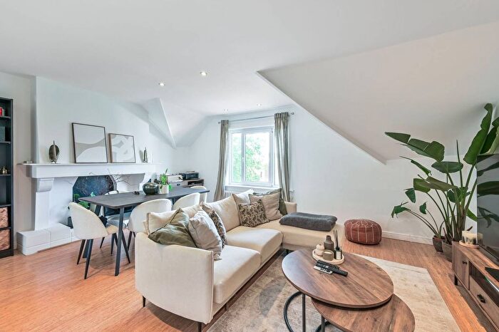 2 Bedroom Flat To Rent In Ingham Road, West Hampstead, London, NW6