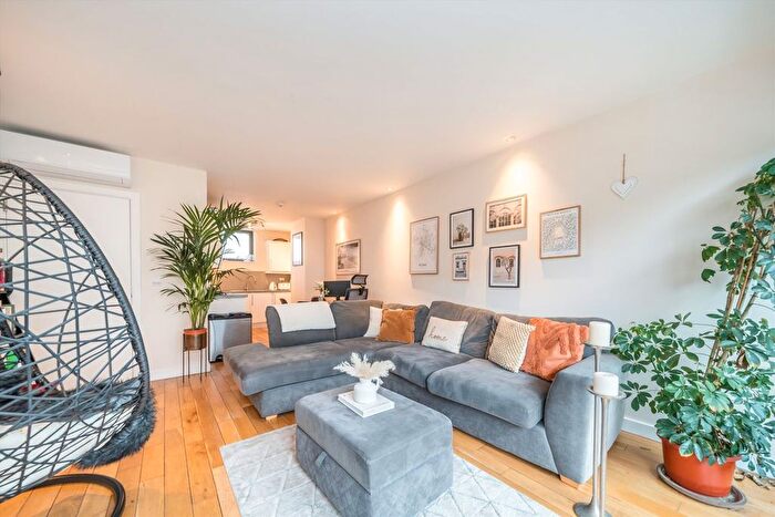 2 Bedroom Flat For Sale In Pentonville Road, Islington, N1