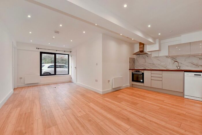 2 Bedroom Flat To Rent In Desborough Street, High Wycombe, Buckinghamshire, HP11