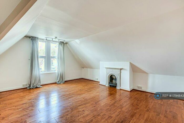 2 Bedroom Flat To Rent In Croham Hurst, South Croydon, CR2