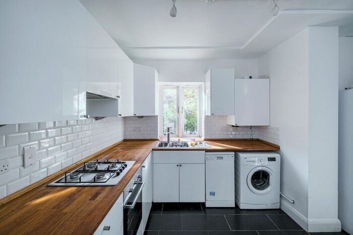 4 Bedroom Flat To Rent In New North Road, London N1