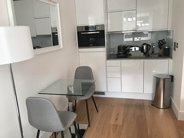 Flat To Rent In High Street, Slough, SL1