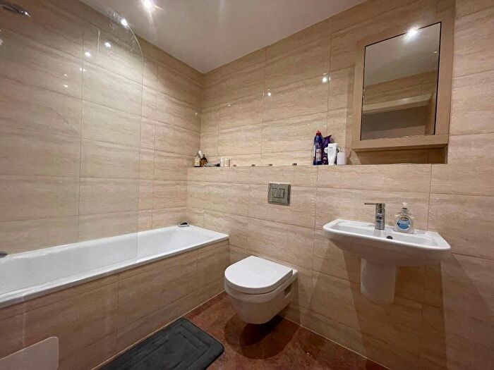 3 Bedroom Flat To Rent In Fitzwilliam Street, Sheffield, S1