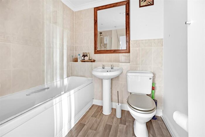 2 Bedroom Flat For Sale In Arthurs Close, Emersons Green, BS16