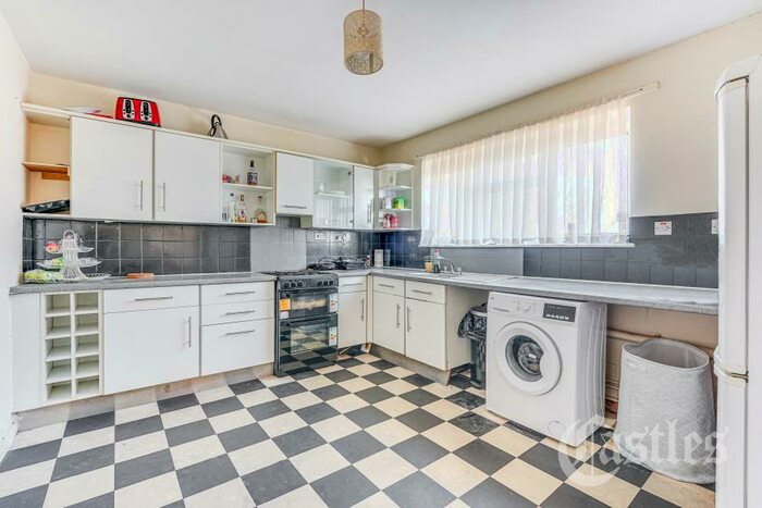3 Bedroom Flat To Rent In Corbett Grove, Wood Green, N22
