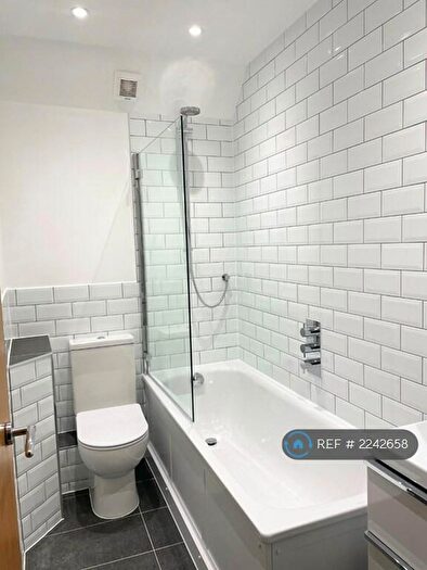 2 Bedroom Flat To Rent In Garfield Mews, London, SW11