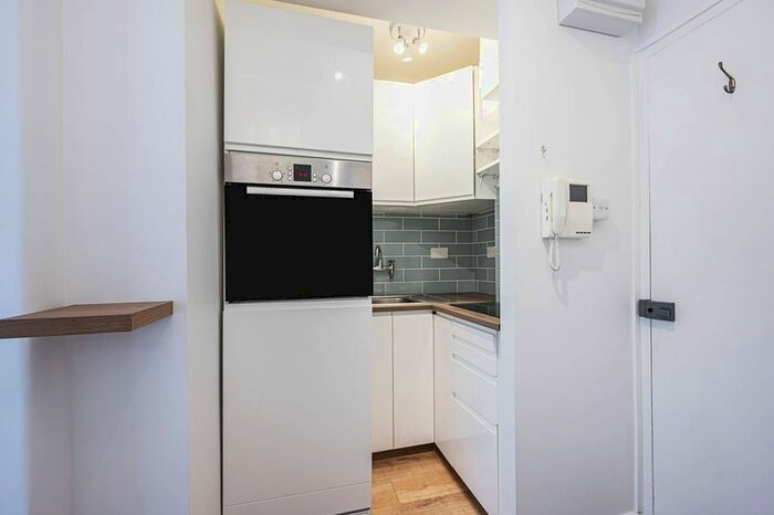 Studio To Rent In Charterhouse Square, Clerkenwell, London, EC1M