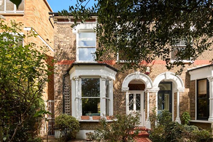 3 Bedroom Terraced House For Sale In Queen Elizabeths Walk, London, N16