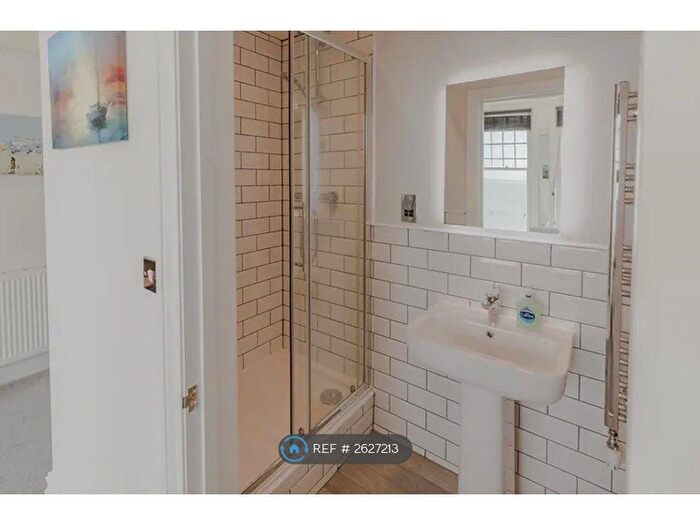 3 Bedroom Flat To Rent In Pier View, Totland Bay, PO39