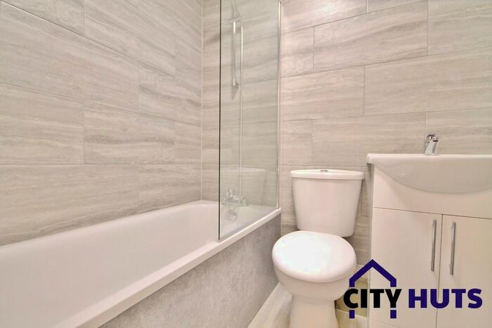 3 Bedroom Flat To Rent In Turnpike Lane, London, N8